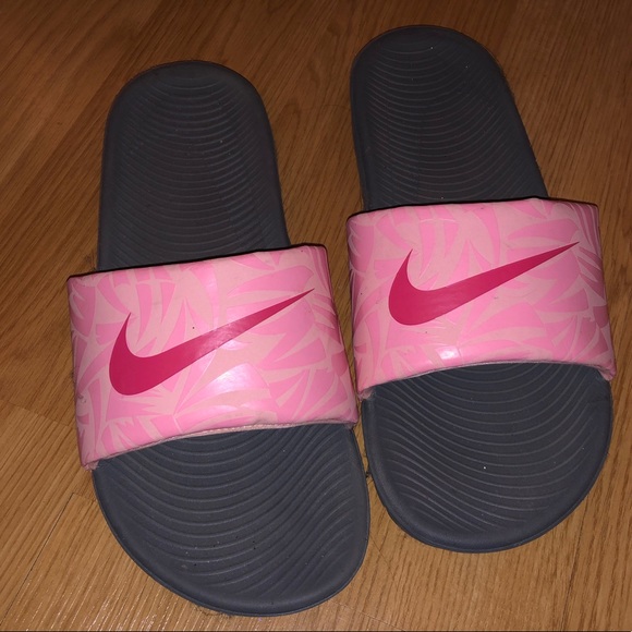 Nike Shoes - Nike Slippers 💓